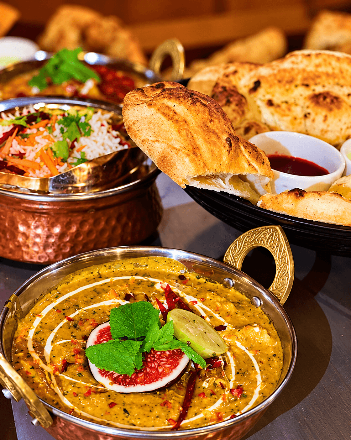 Curry in einer Messingschale mit Naan und Reis