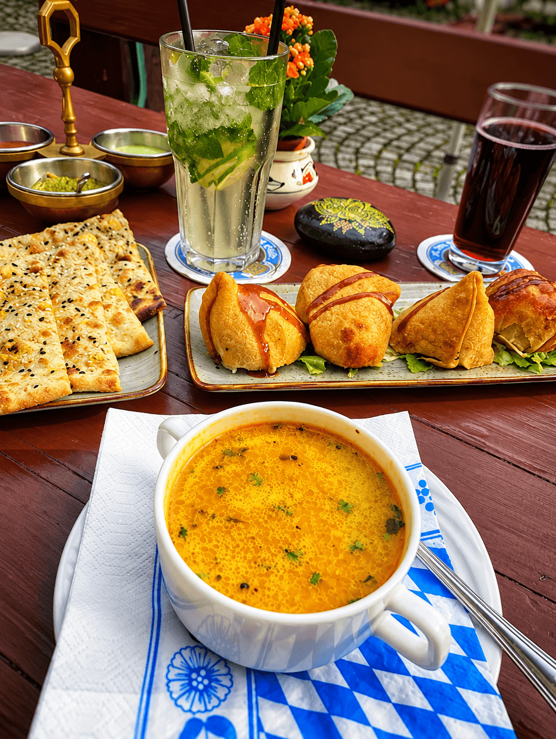 Linsensuppe, Samosas, Knoblauch-Naan und ein Mojito auf der Terrasse